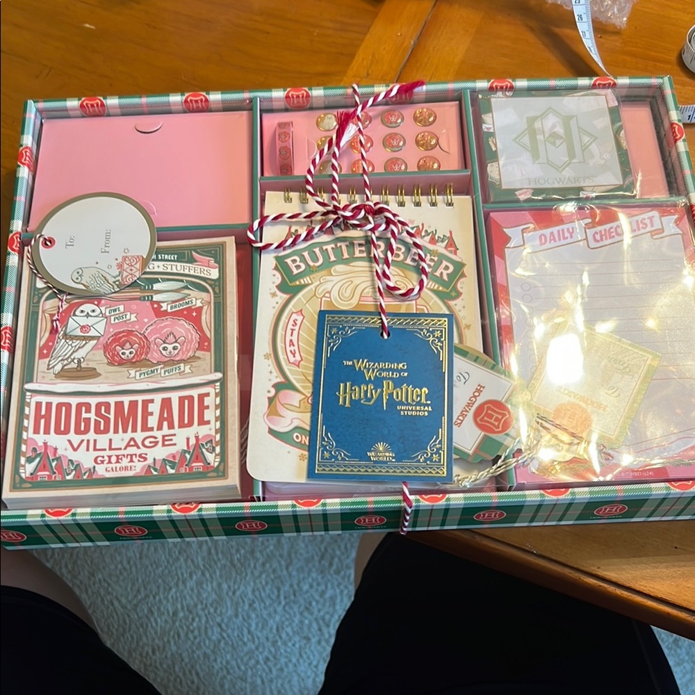 Universal Harry Potter Stationery Set - Red and Green